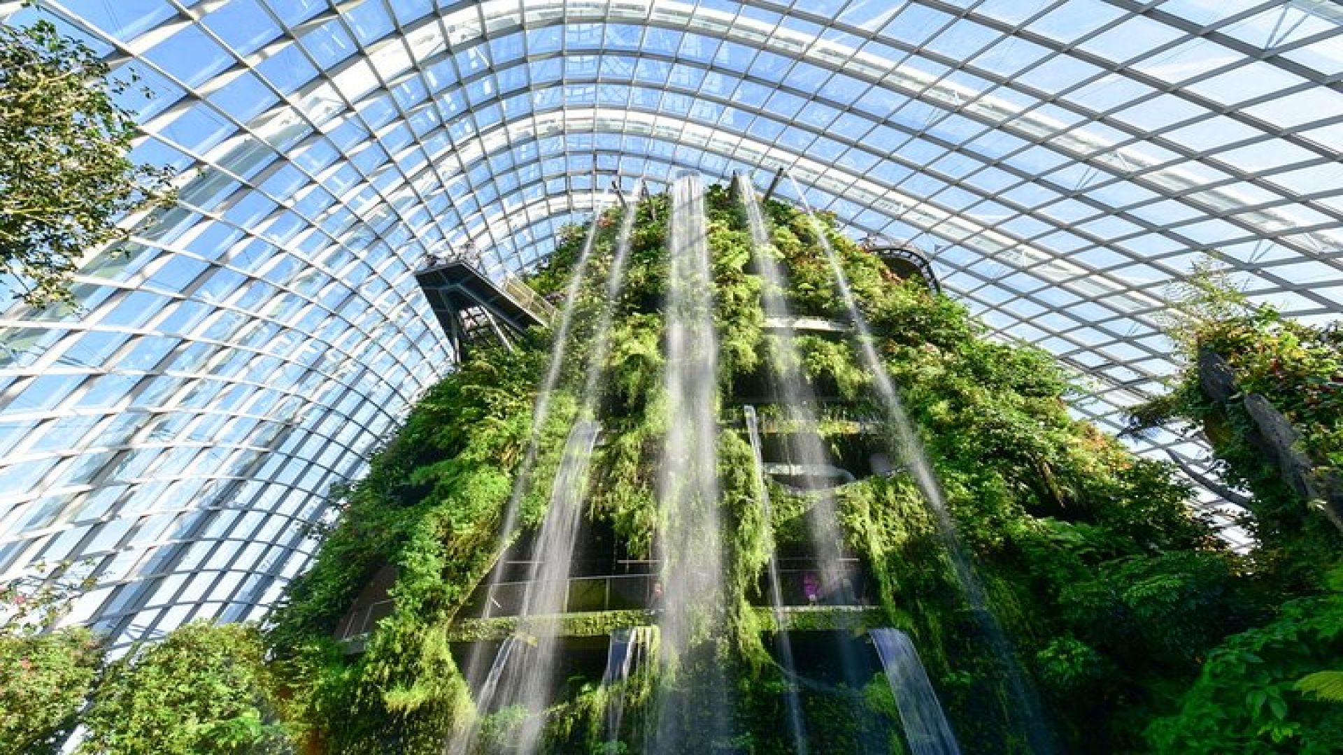 Singapore in Motion: Flyer, River and Garden