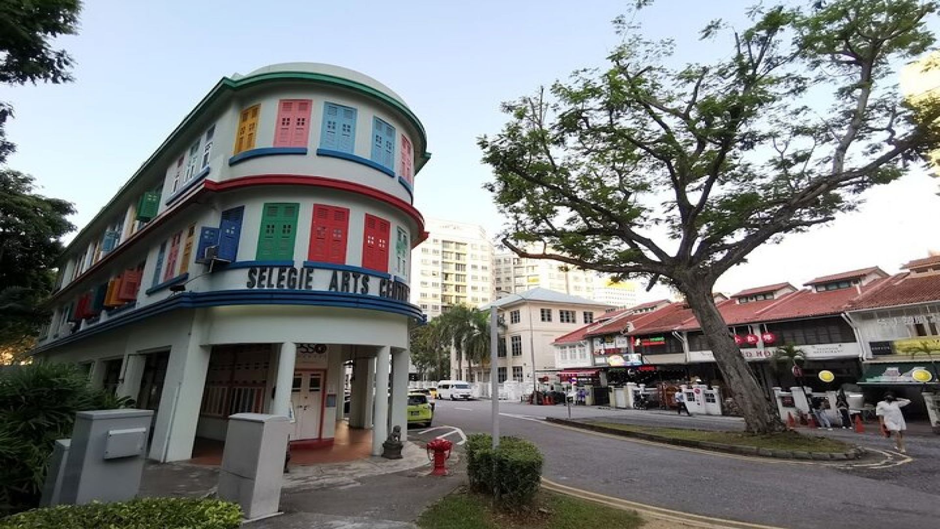 Secrets of Singapore Kick Scooter Tour with Dinner