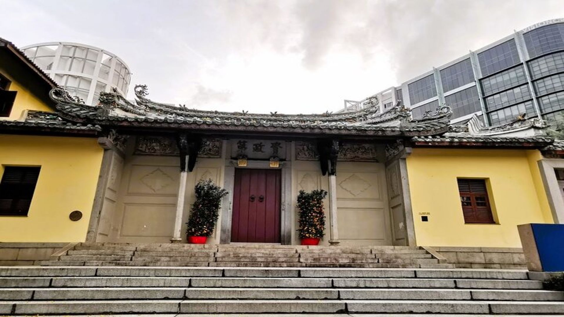 Secrets of Singapore Kick Scooter Tour with Dinner