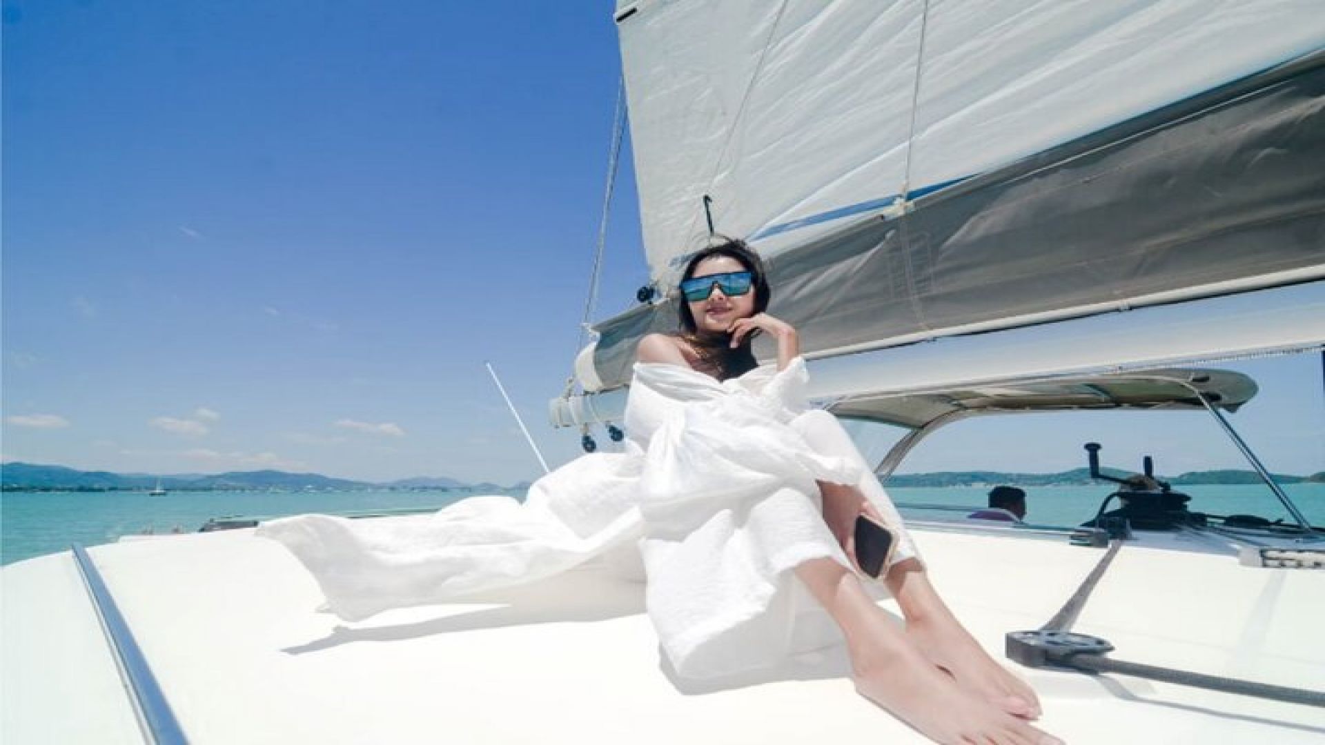 Private Catamaran Yacht to Maiton and Coral with sunset cruise
