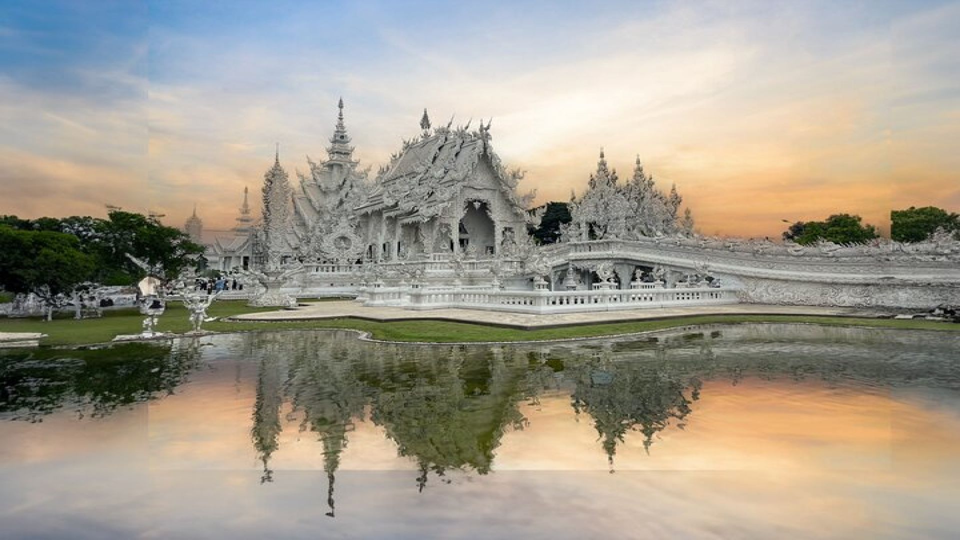 One Day Tour Chiang Rai(White Temple , Blue Temple, Black House) Private Tour
