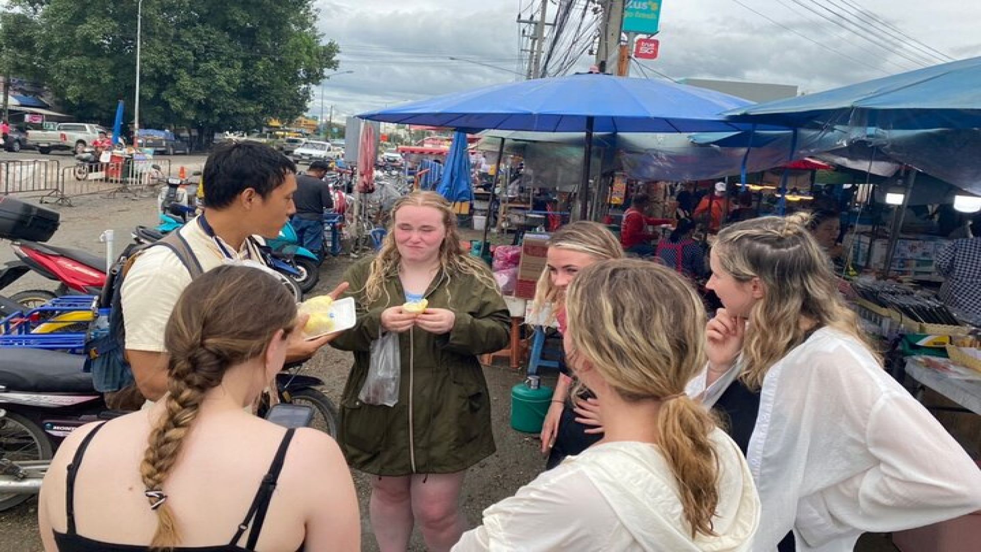 Half day Sticky Waterfall (Bua Thong Waterfall) and local market