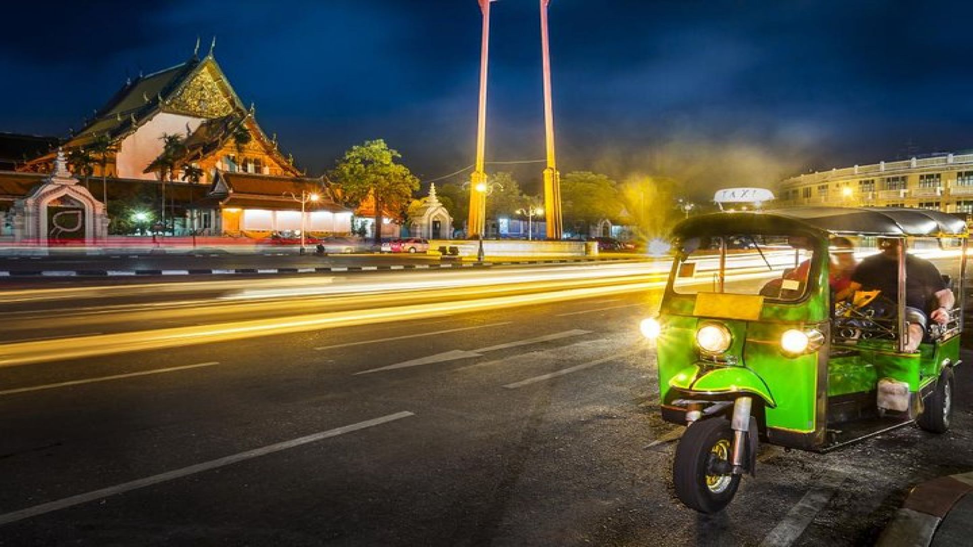 Bangkok Night Lights: Temple & City Tour by Tuk Tuk (SHA Plus)