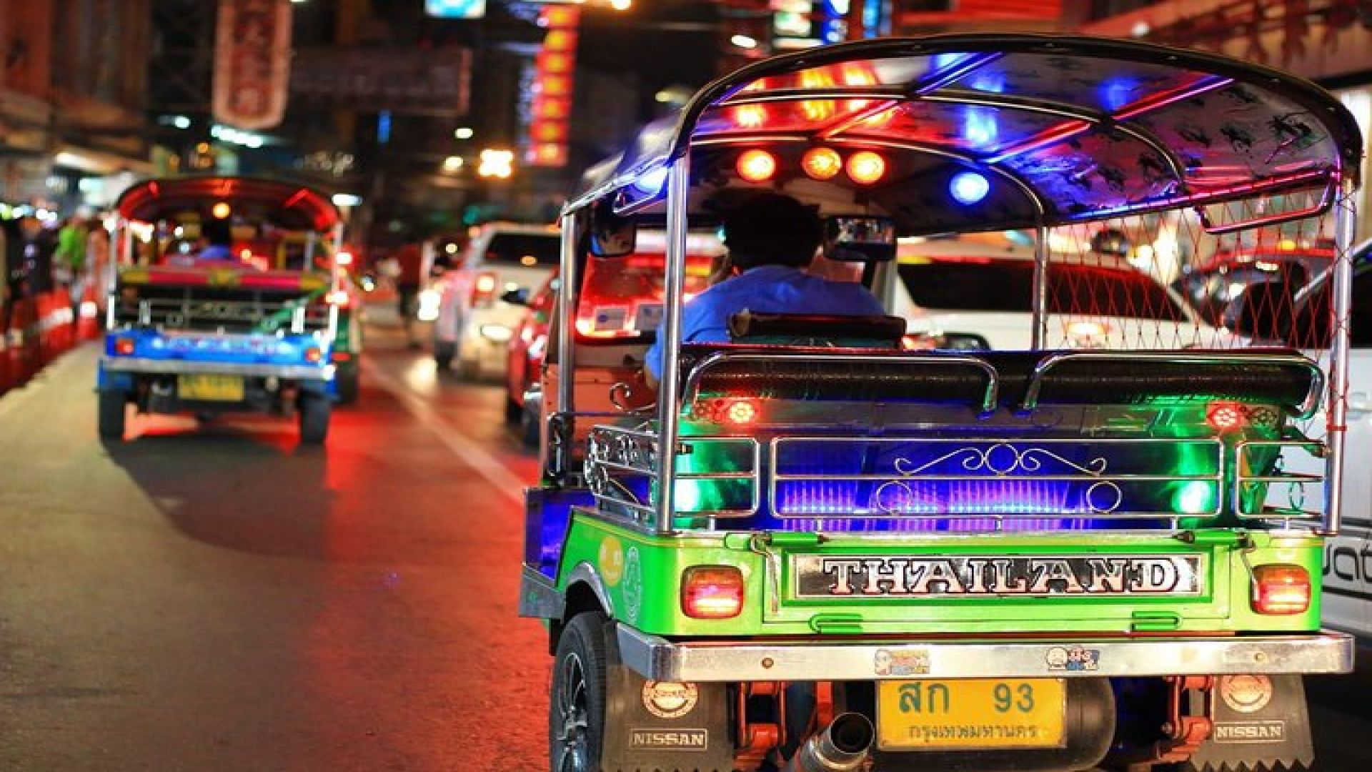 Bangkok Night Lights: Temple & City Tour by Tuk Tuk (SHA Plus)