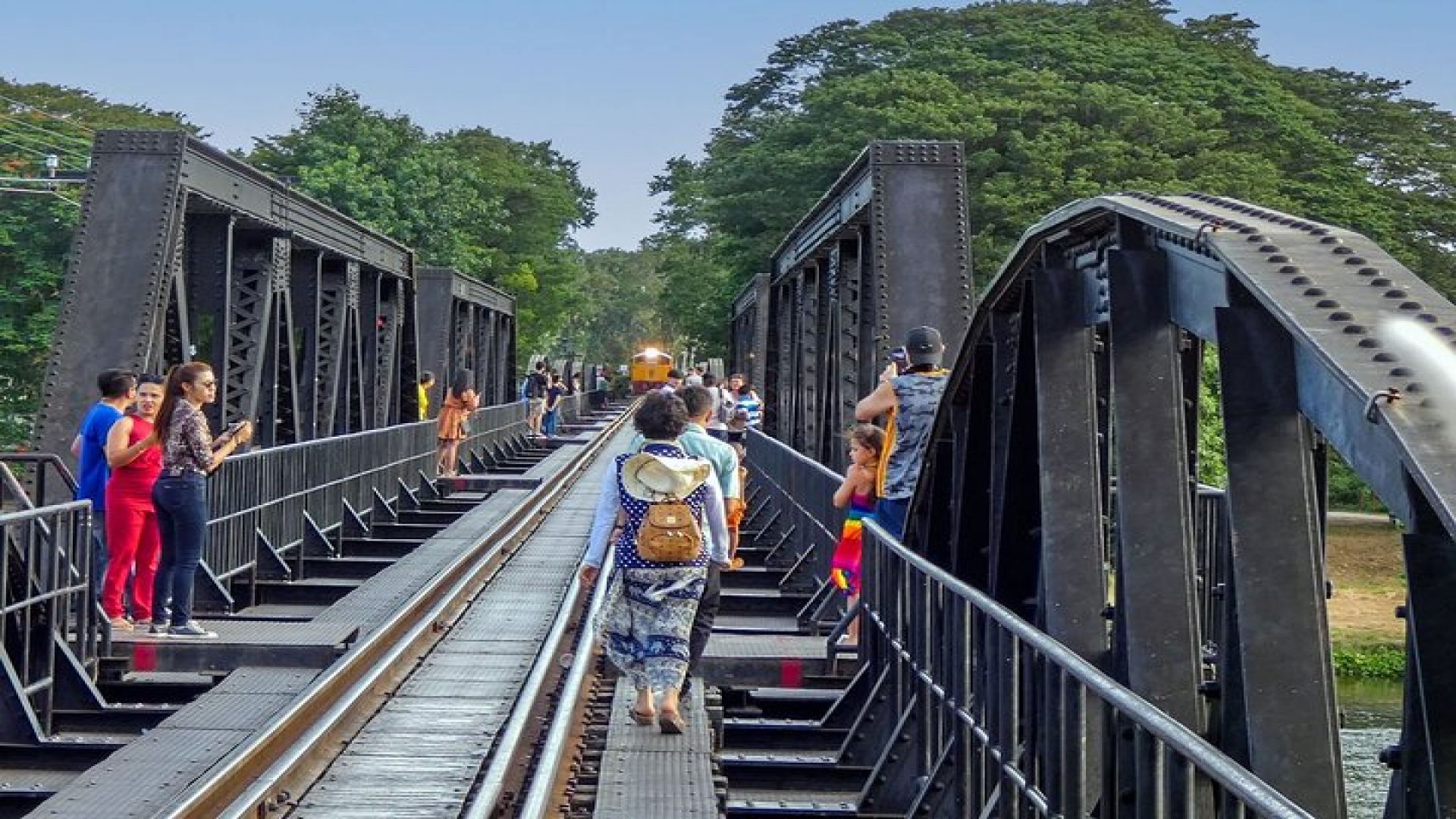 Damnoen Saduak Floating Market and Bridge on The River Kwai Tour 