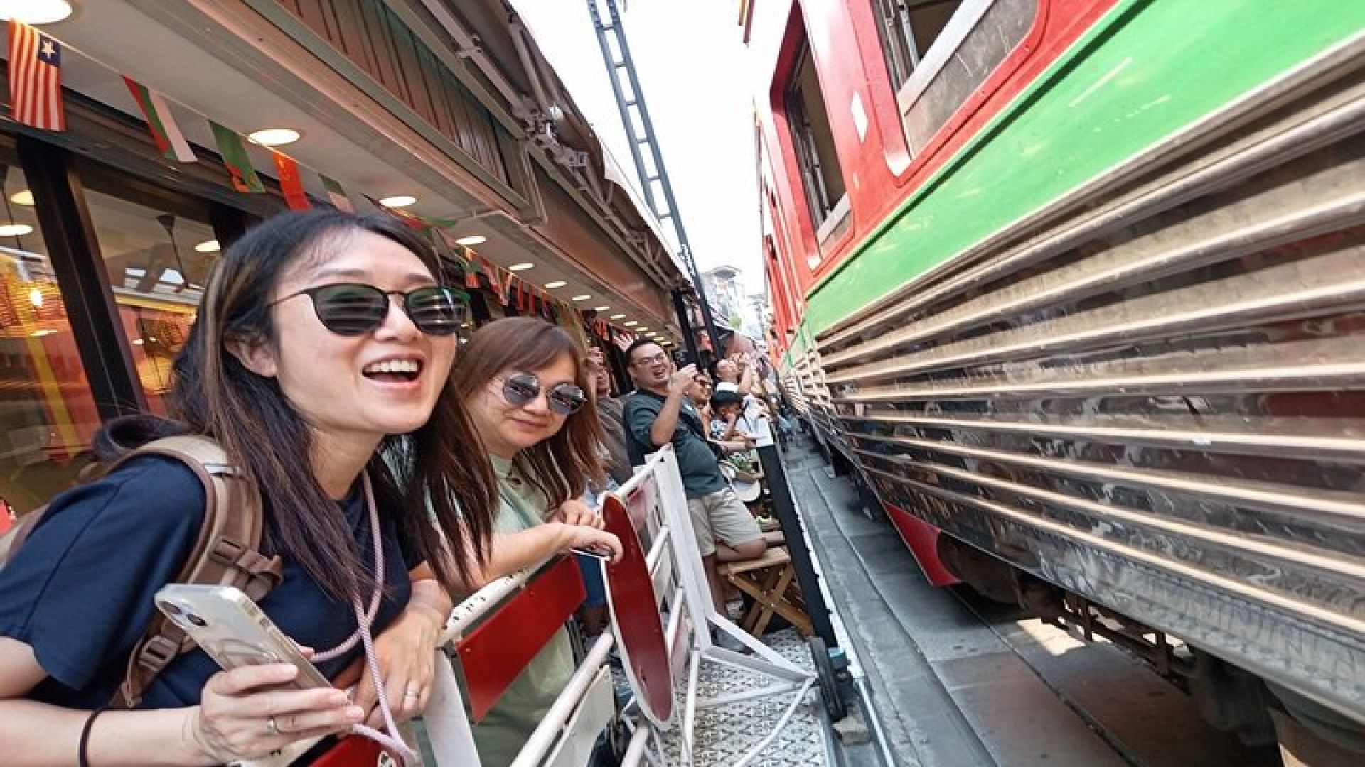 Bangkok: Floating Market & Maeklong Railway with Train Ride 