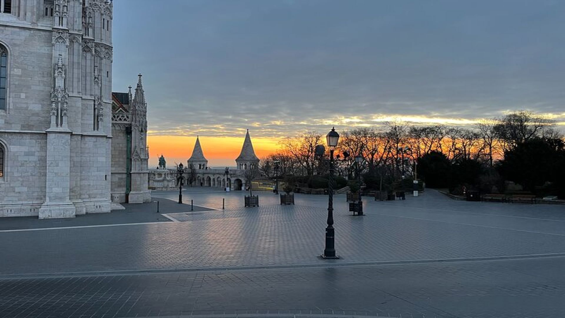 Budapest Sunrise Tour in a Vintage Russian Jeep