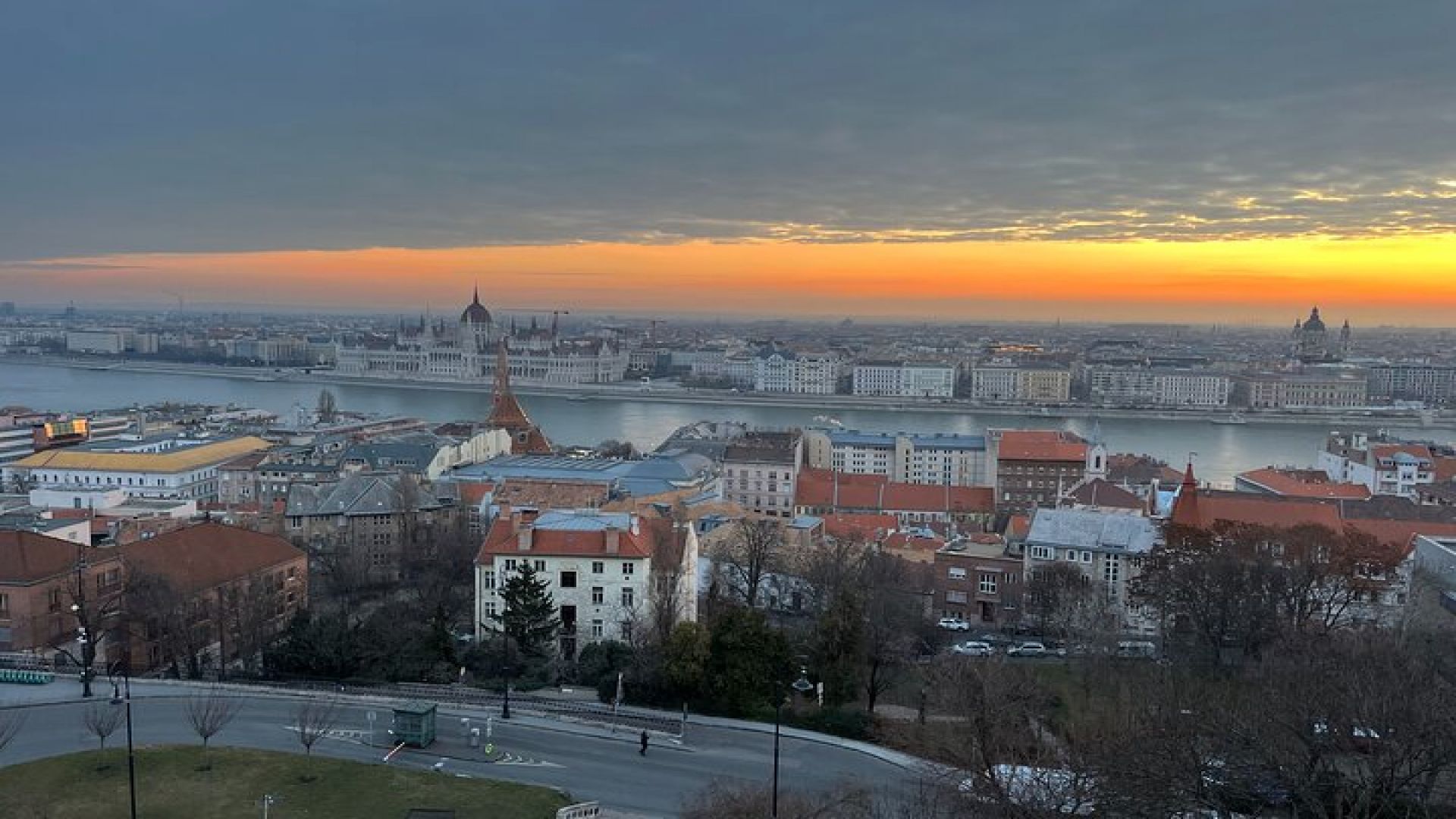 Budapest Sunrise Tour in a Vintage Russian Jeep