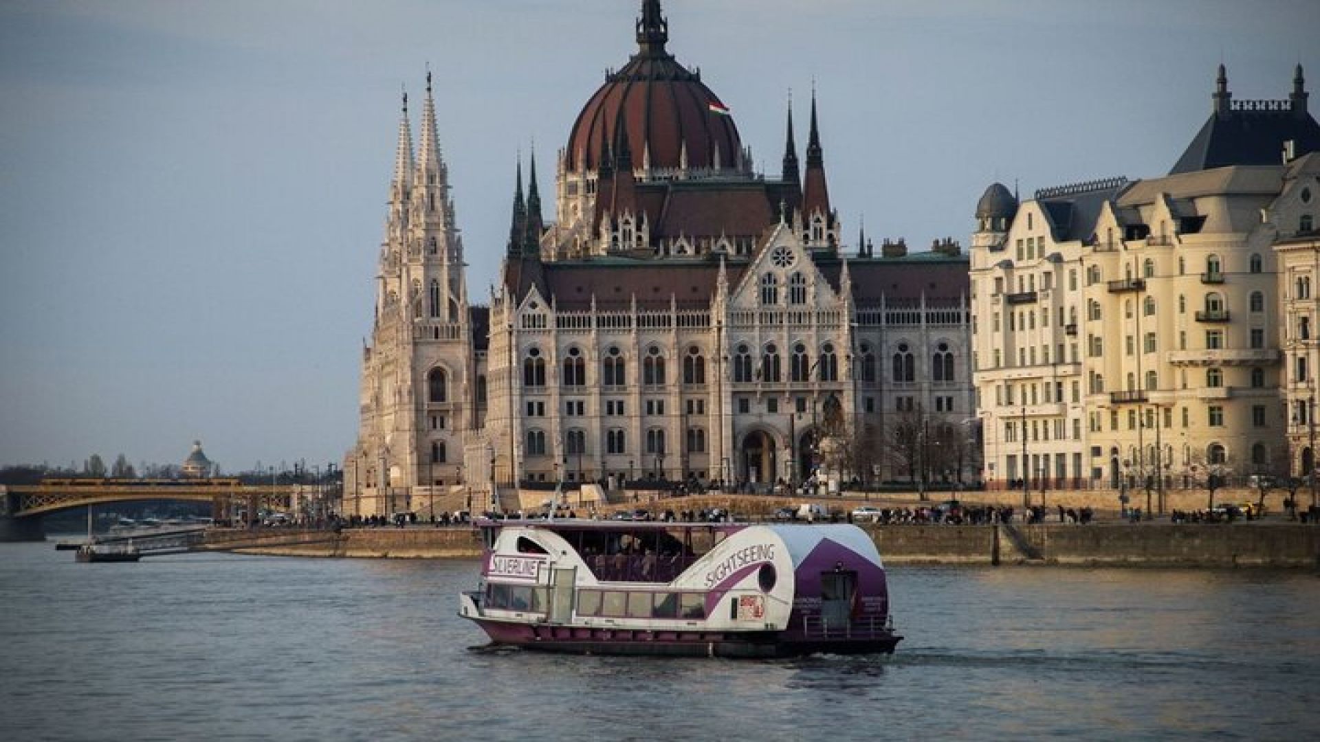 Mulled Wine Danube Cruise with Audio Guide in Budapest