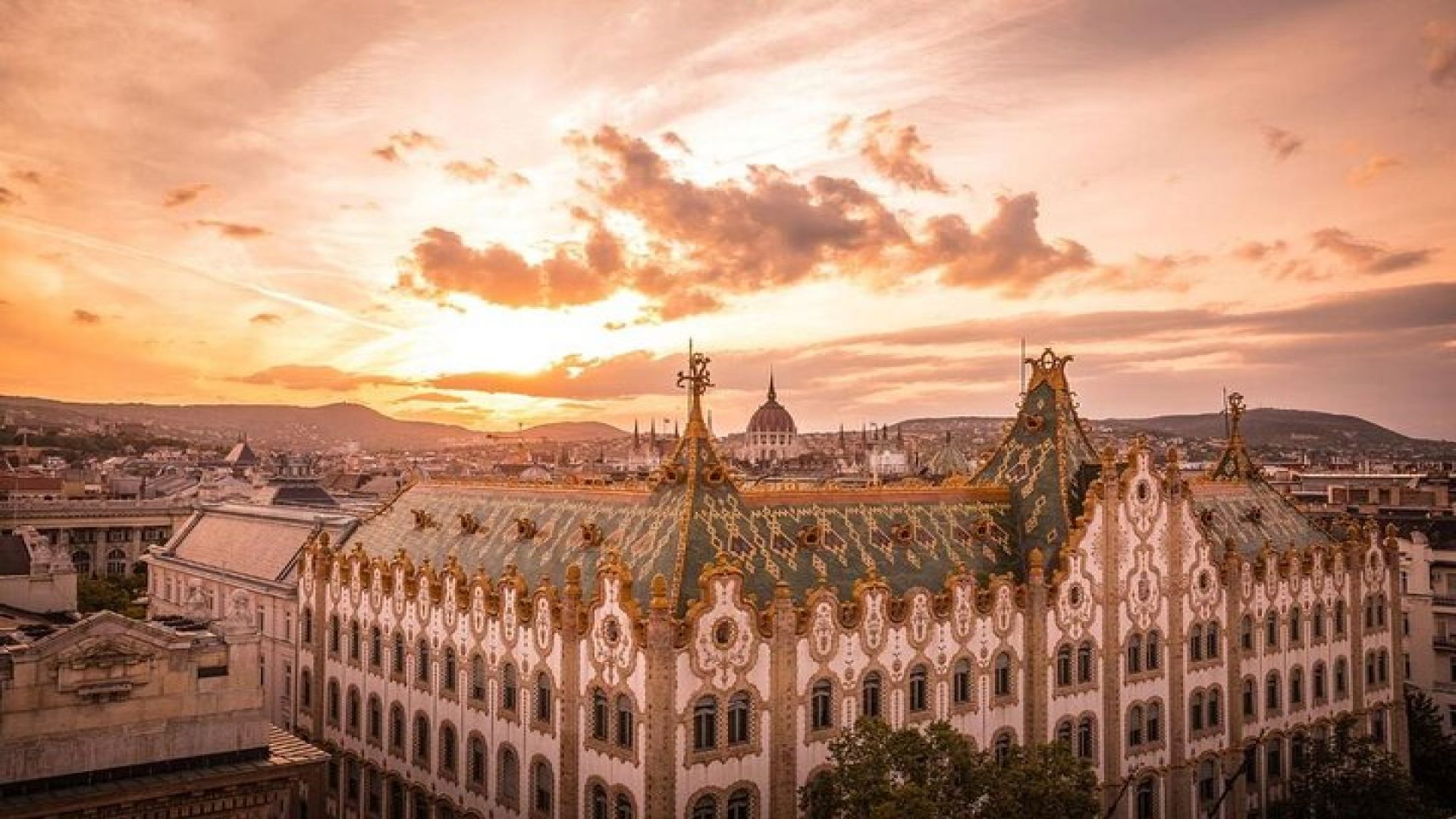 Budapest in Style Private City Tour with Sky Bar Cocktail