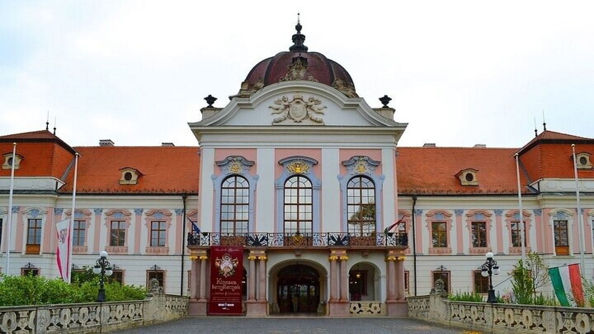 Sisi Palace Tour with Hungarian Horse Show and Lunch