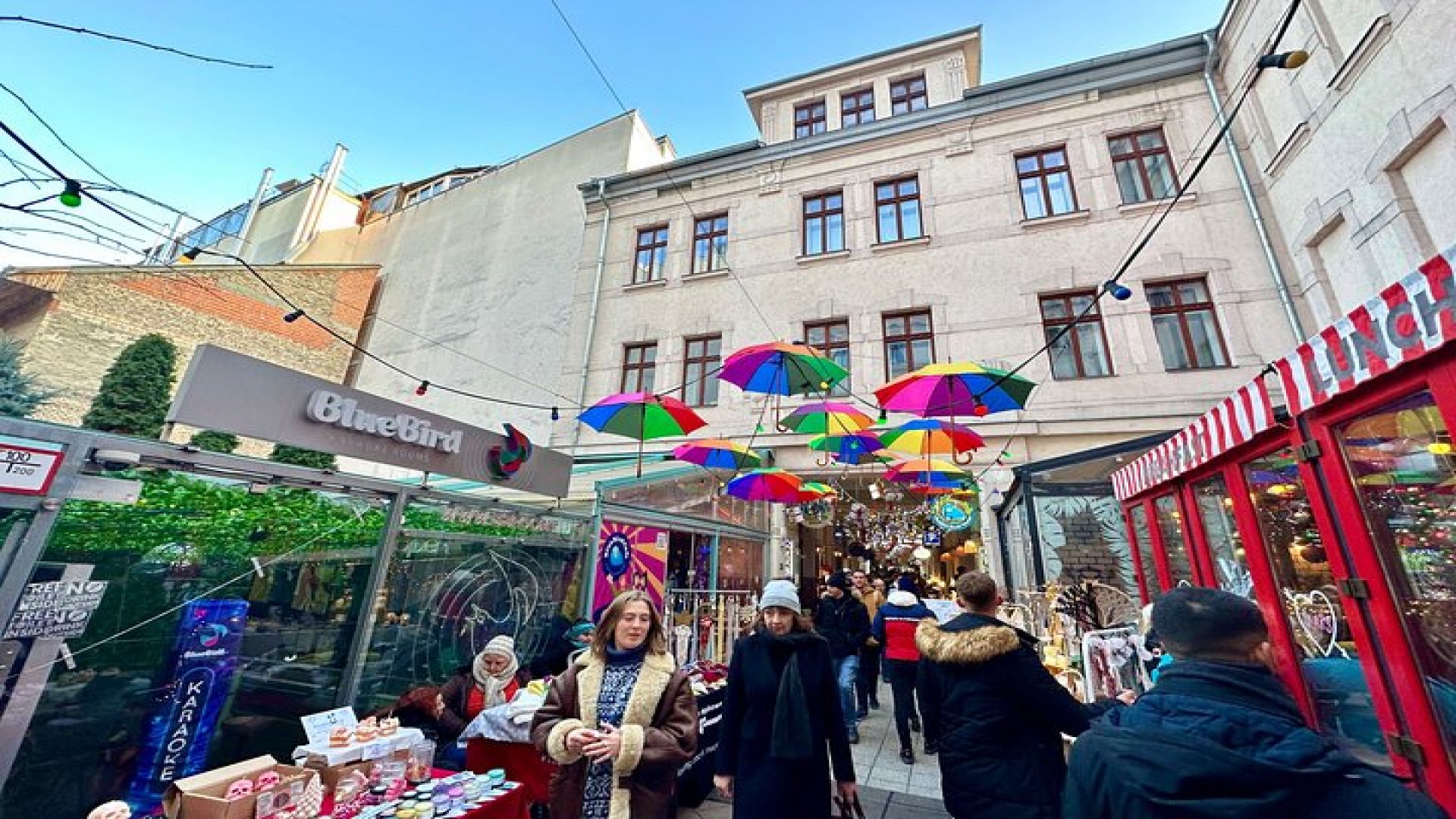 Budapest Urban Art - Street Art Tour with a Drink in a Ruin Bar