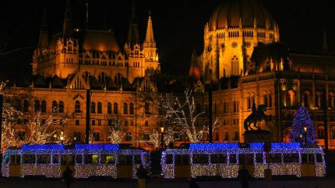 Budapest Christmas Walking Tour & Entry to St Stephen\'s Basilica
