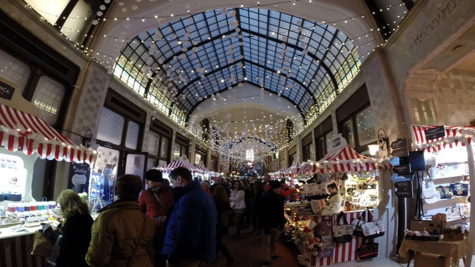 Budapest Christmas Walking Tour & Entry to St Stephen\'s Basilica