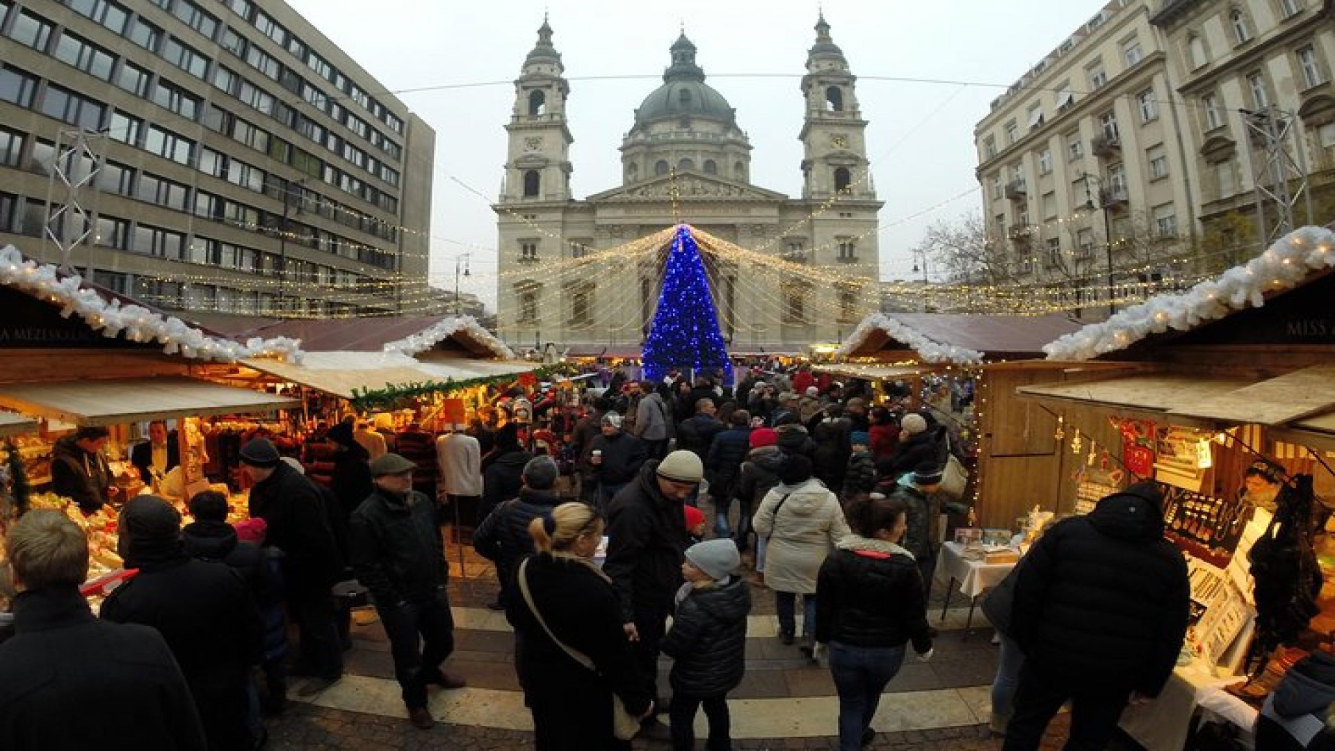 Budapest Christmas Walking Tour & Entry to St Stephen\'s Basilica