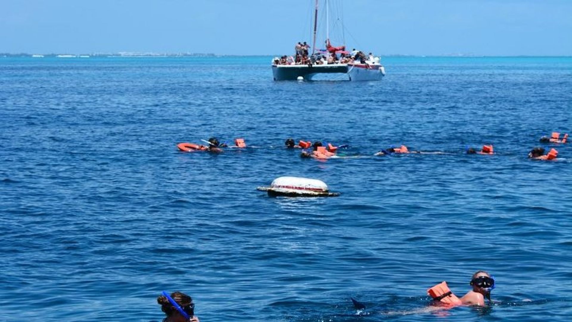 Amazing tour to the beauty Isla Mujeres with Snorkel and open bar