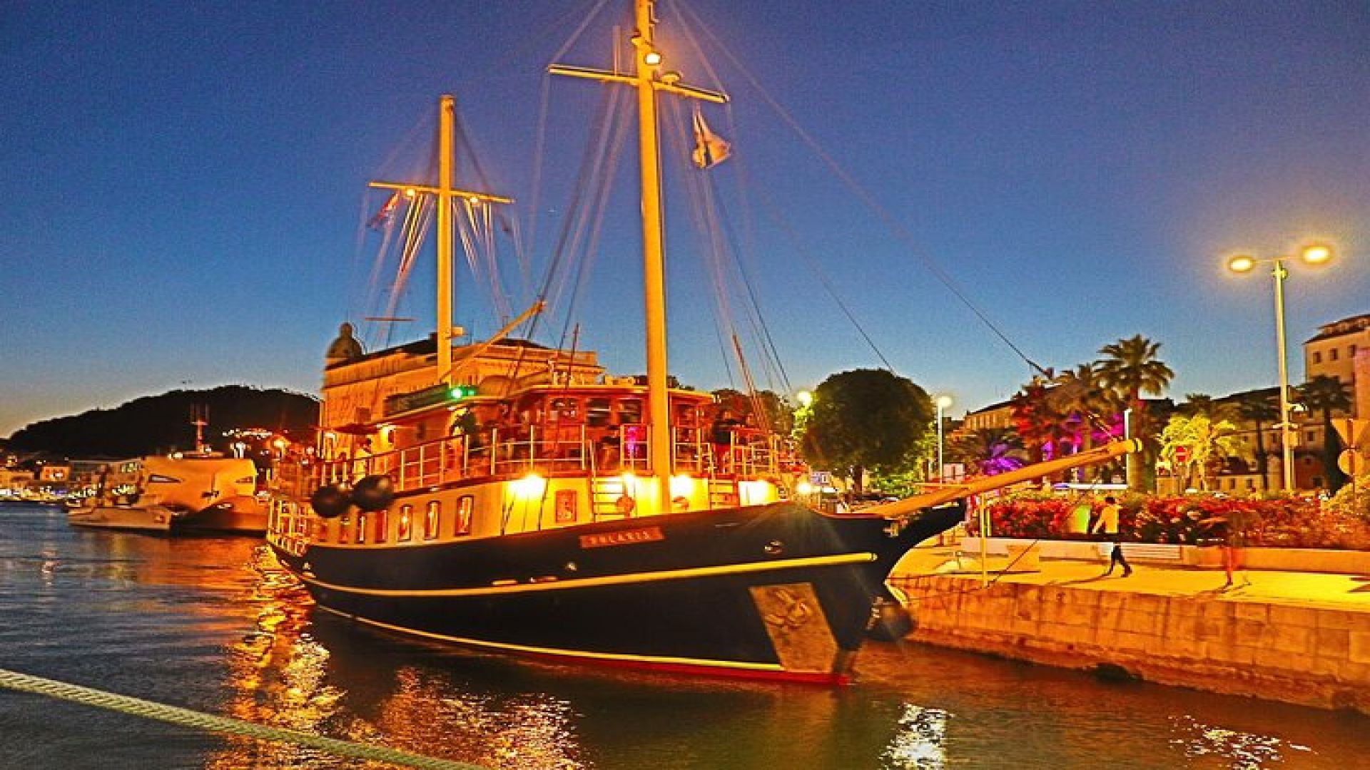 Split Sunset Cruise With Live Music