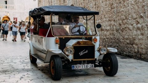 Private Sightseeing Tour in Dubrovnik with a Classic Old Car