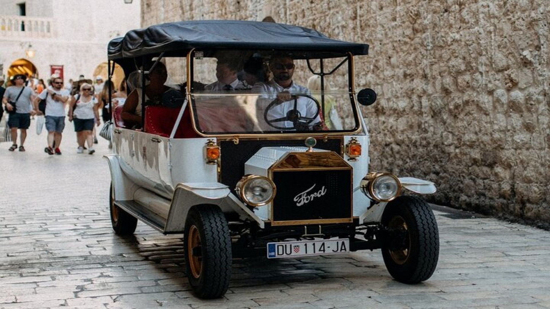 Private Sightseeing Tour in Dubrovnik with a Classic Old Car