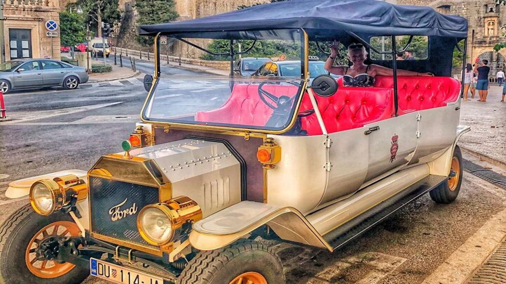 Private Sightseeing Tour in Dubrovnik with a Classic Old Car