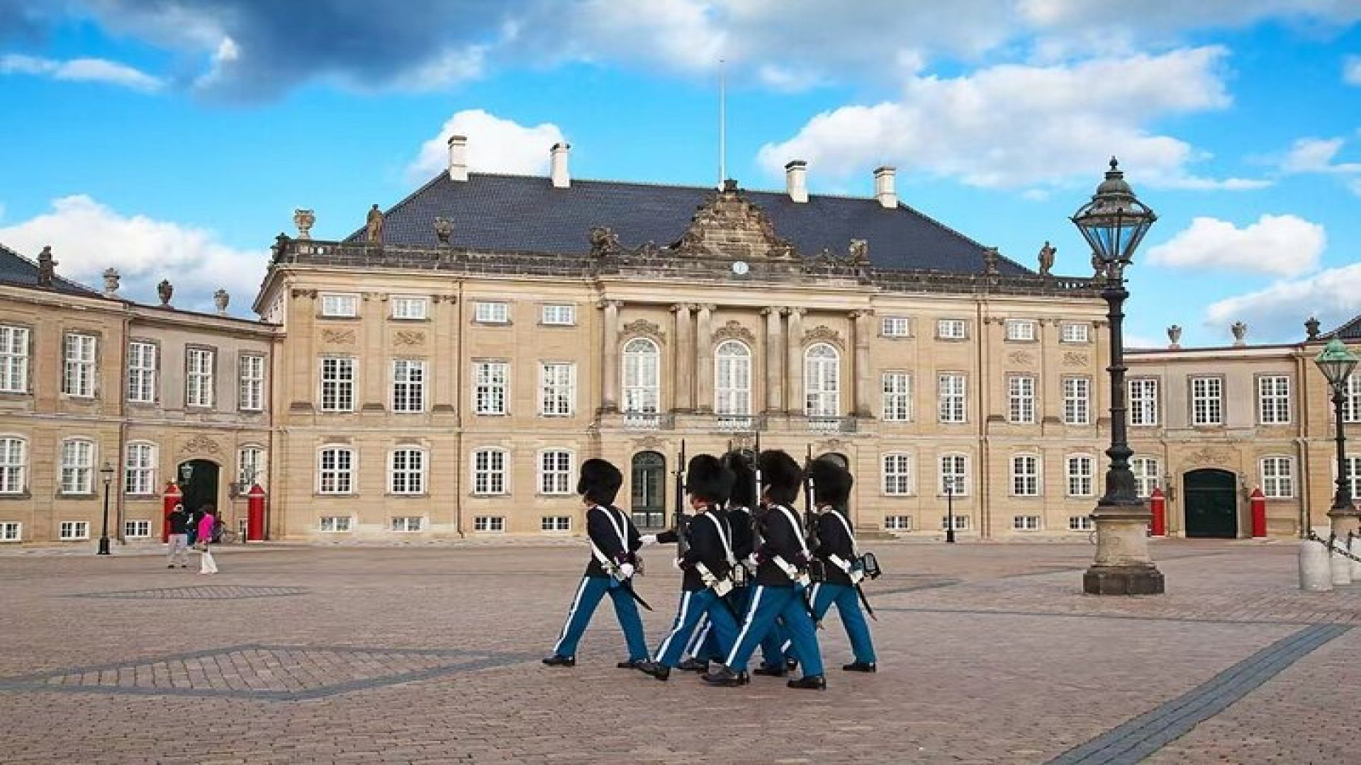 Private Walking Tour of Copenhagen Palaces + Admissions