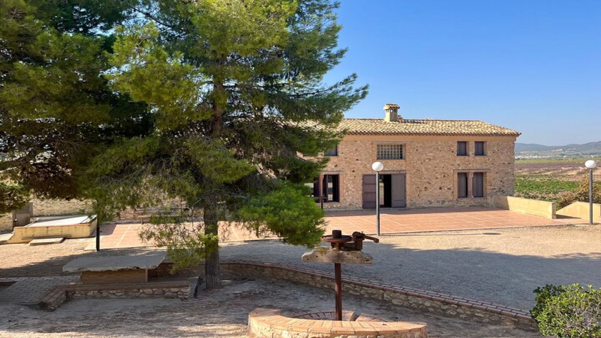 Premium Winery with 7 Tastings and Castle from Alicante and Benidorm