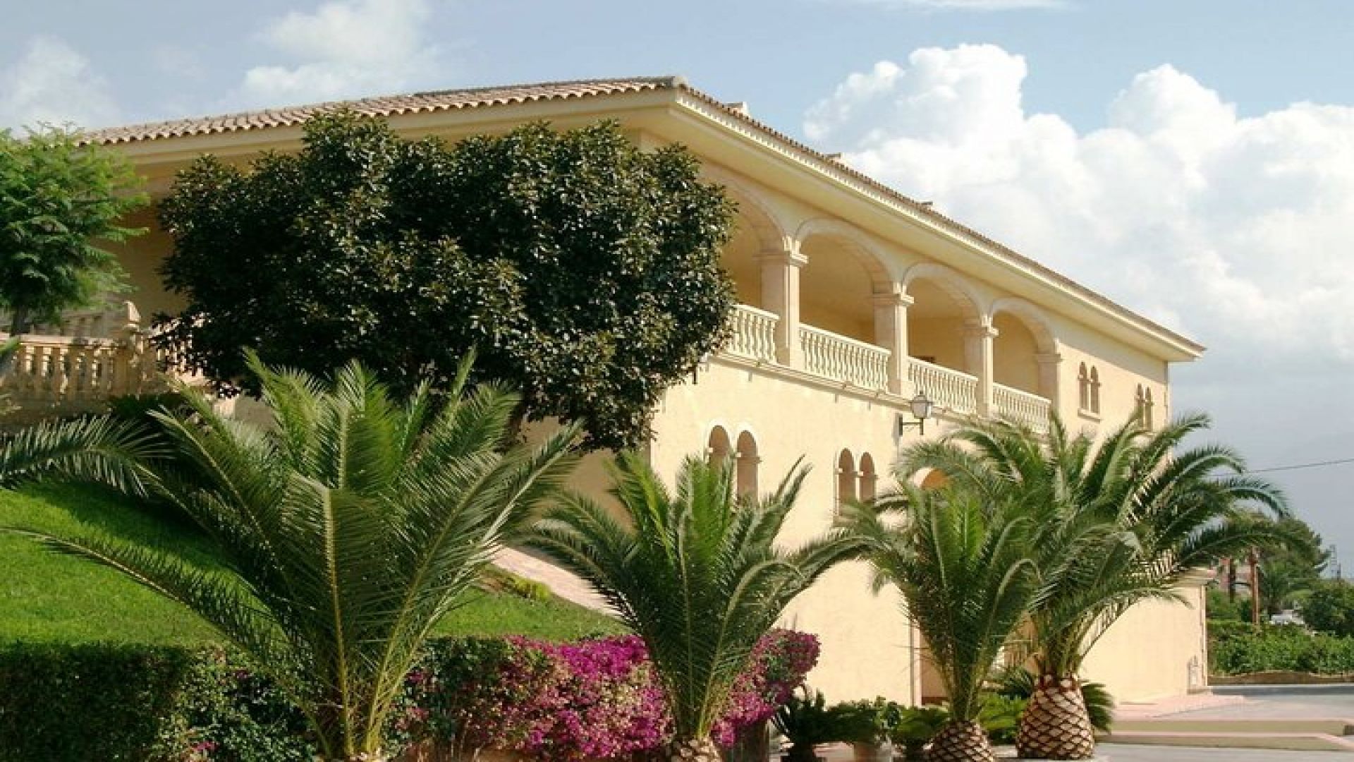 Premium Winery with 7 Tastings and Castle from Alicante and Benidorm