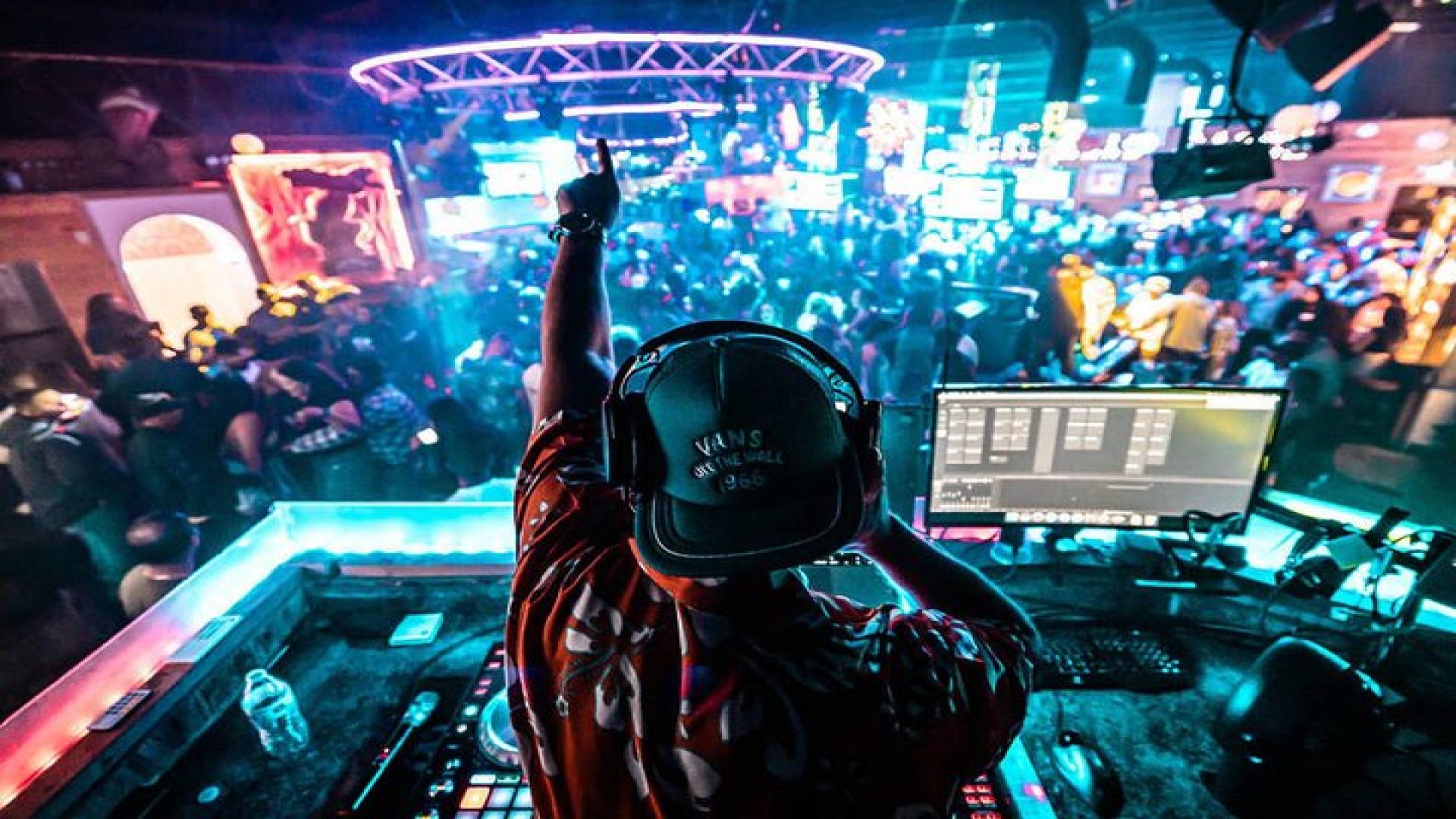 Bar Crawl Benidorm: 4 Venues 1 Night Including Karaoke & Drinks