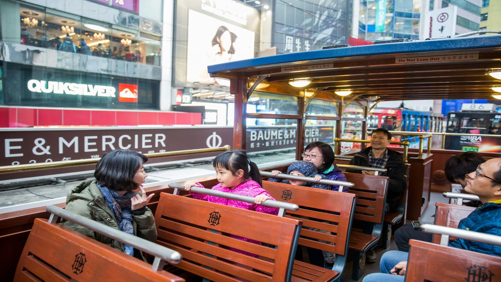 Hong Kong: TramOramic Sightseeing Tram Tour + Audio Guide