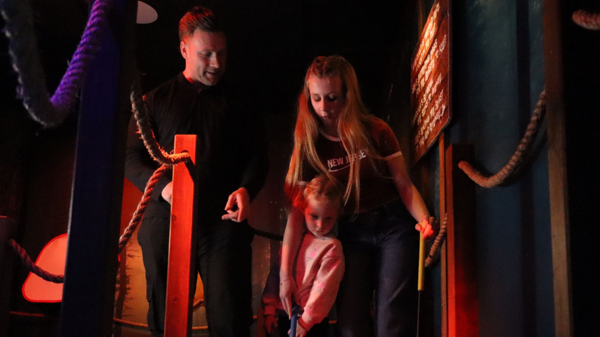 Hole In Wand fammily putting fun