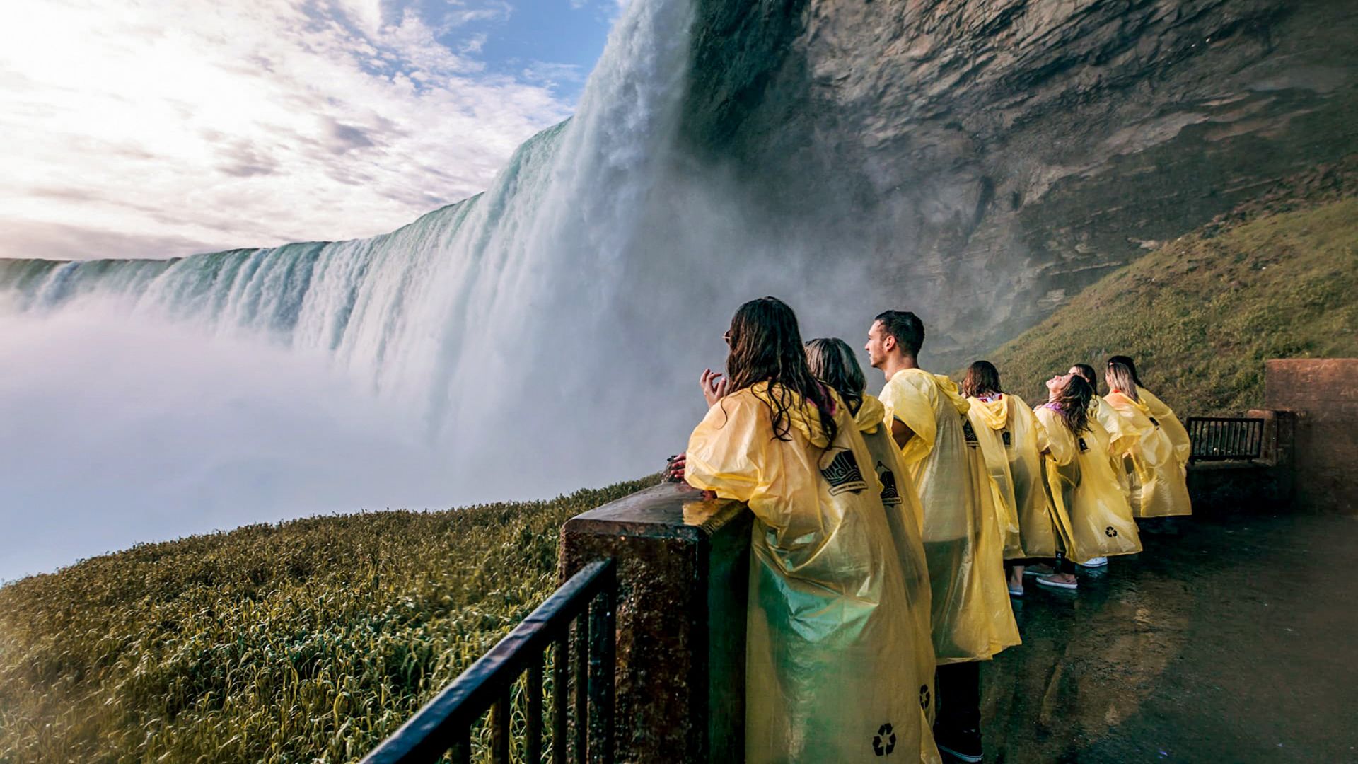 Guided Walking Tour with Hornblower Cruise, Journey Behind the Falls & Skylon Tower