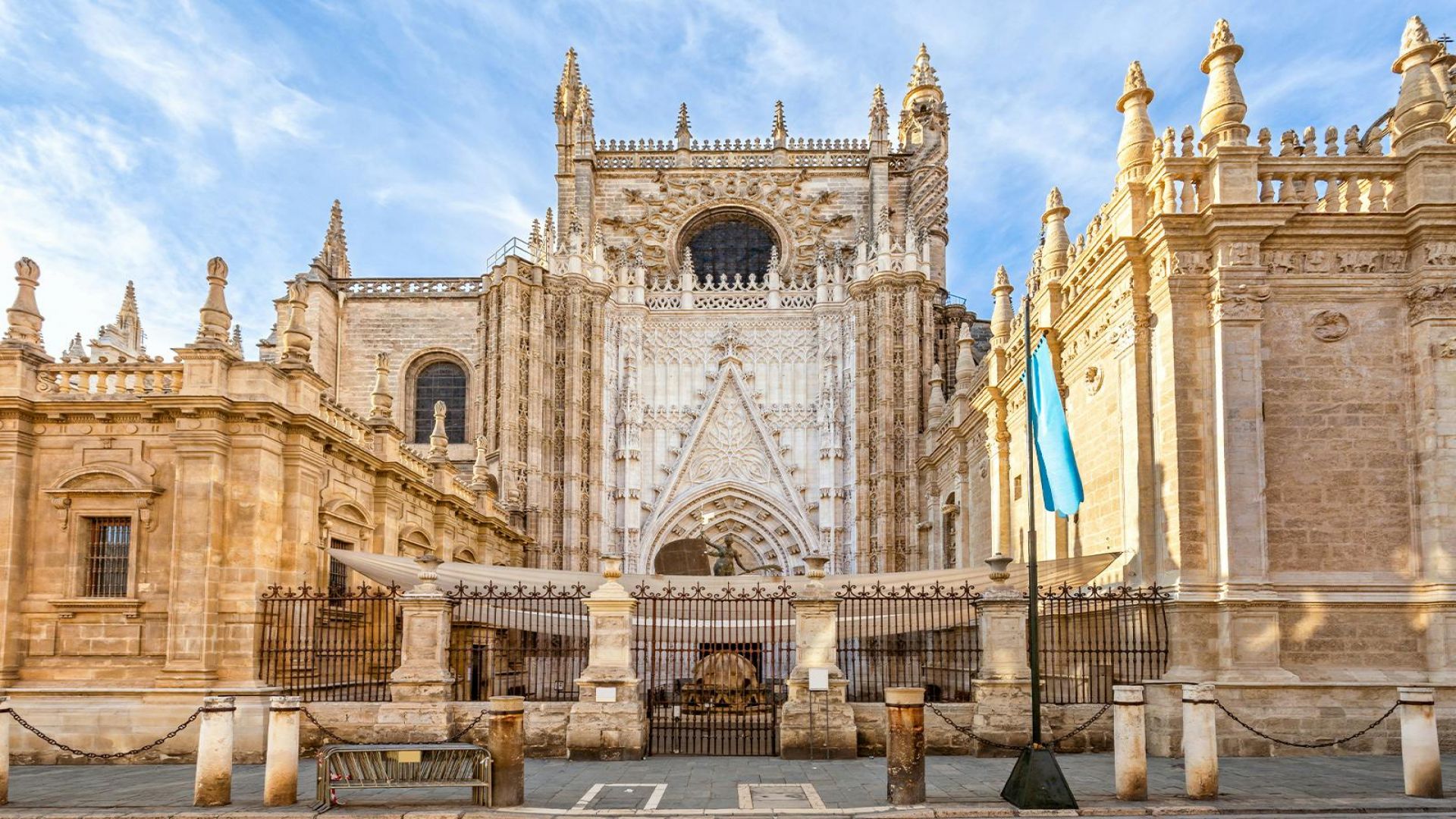 Spanish Guided Walking Tour + Skip-the-Line Tickets