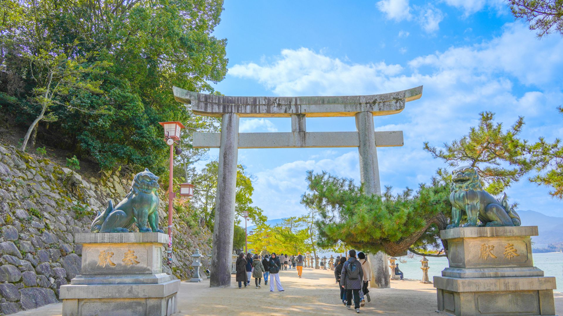 Day Trip to Hiroshima & Miyajima with Itsukushima Shrine & Ferry