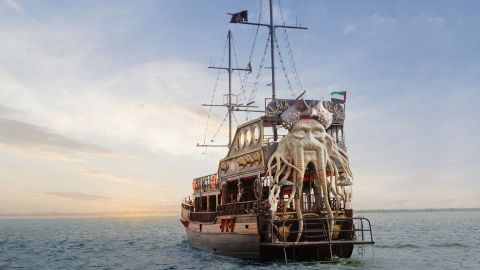 Tour Dubai –New Year’s Eve Black Pearl Dinner Cruise at Dubai Canal Creek Harbour with 5-Star Dinner